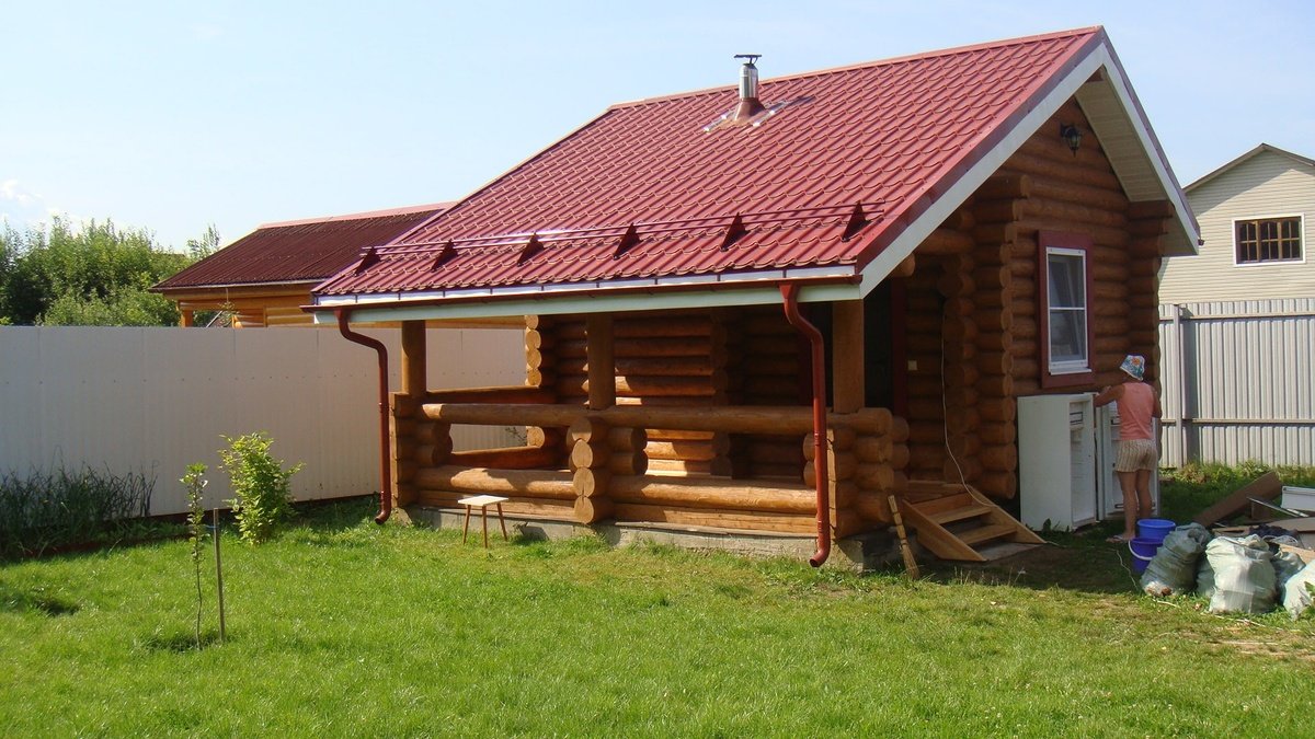 Установка крыши на баню