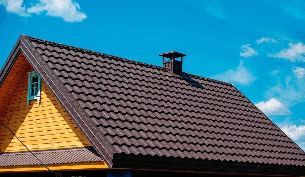 Двухскатная крыша из черепичной кровли
