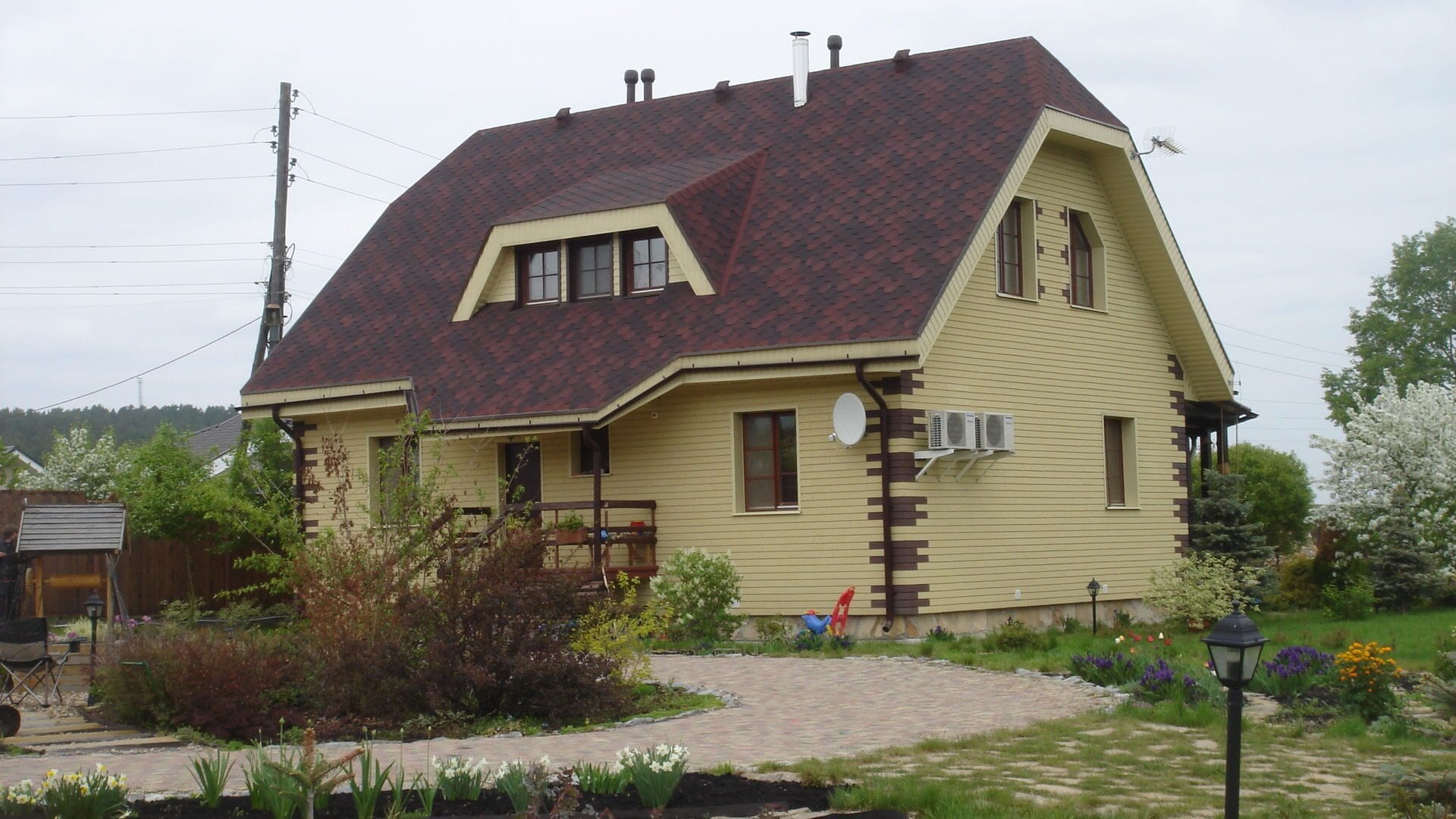 Крыша частного дома из черепицы
